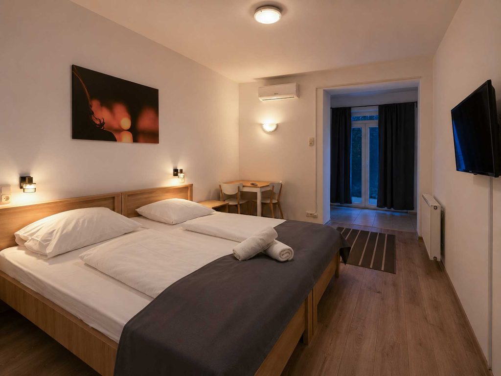 Double room with air conditioning and a terrace at Platán Garden & Rooms