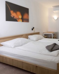 Kényelmes, teraszos kétágyas szobák Zamárdiban, kertkapcsolattal és csendes környezettel.