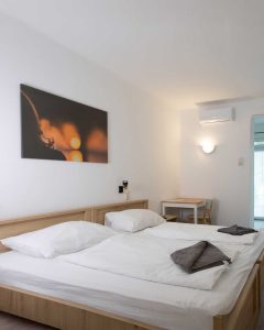 balaton-hotel-platan-zamardi-2-agyas-szoba-mobil 3