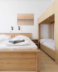 balaton-hotel-platan-zamardi-csaladi-szoba-mobil 3