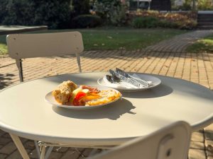 Svédasztalos reggeli a Platán Garden & Rooms kertjében