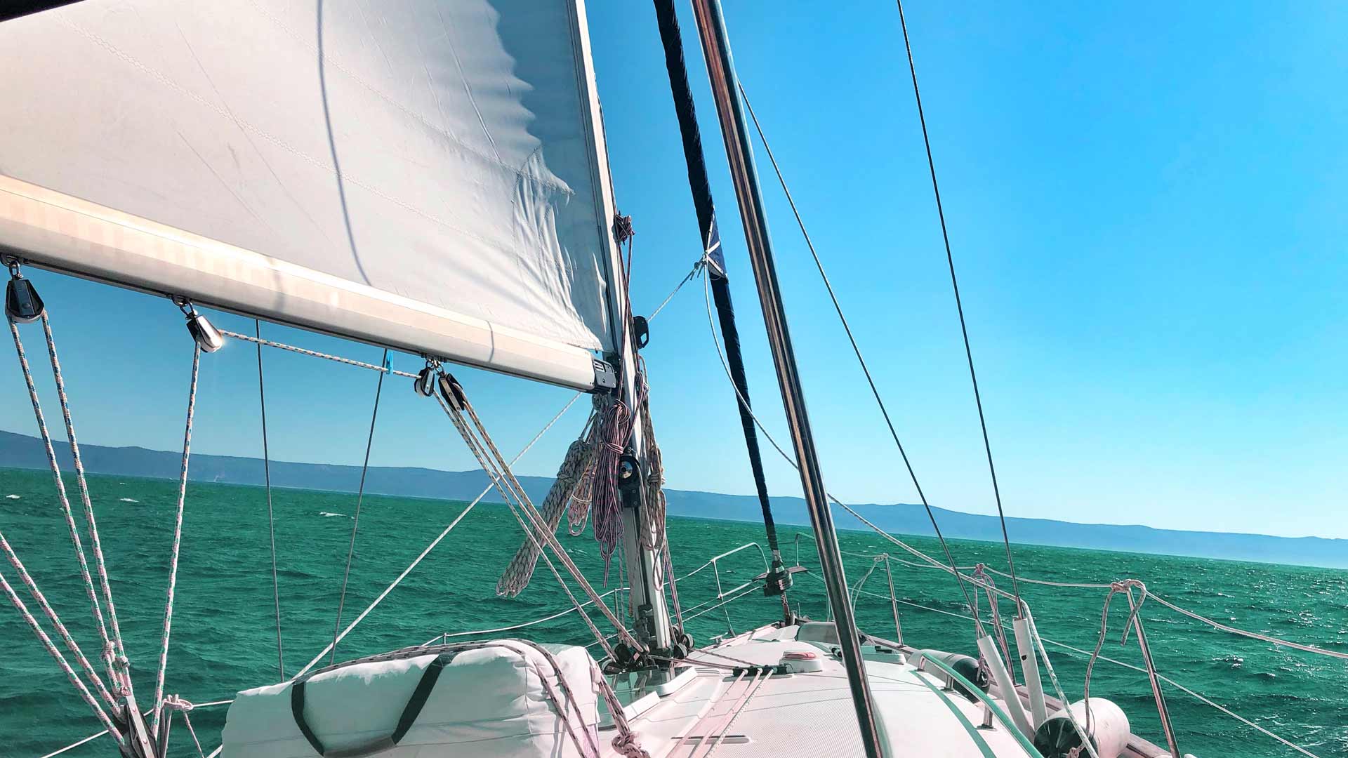 Elrajtol az 55. kékszalag vitorlásverseny júliusban 1 vitorlás kékszalag Balaton Platán Hotel Zamárdi