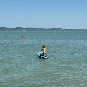 Zamárdi Jegenye strand csendes természetközeli partszakasz, fákkal. Pároknak ideális