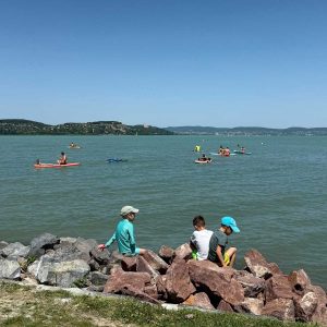 zamárdi nagystrand ingyenes, fákkal és vízibicikli kölcsönzővel